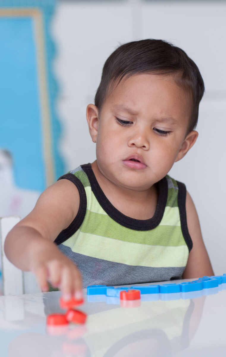 toddler making patterns